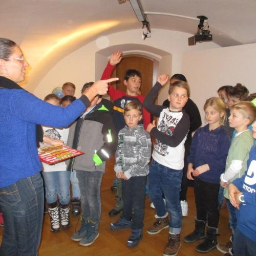 Kinder im Museum