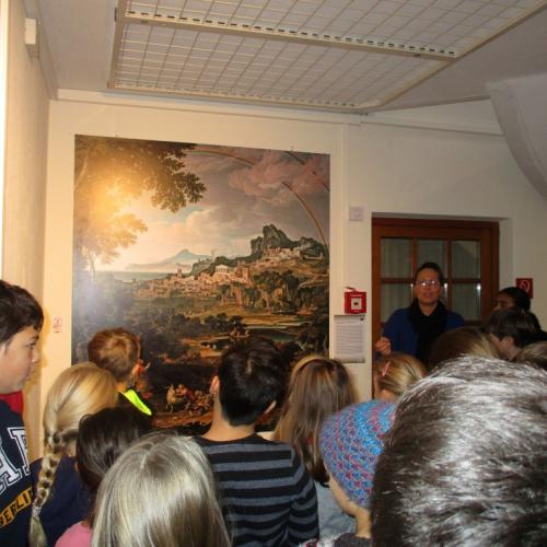 Kinder mit Bild im Hintergrund