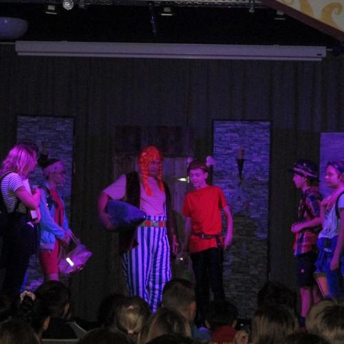 Kinder spielen Theater