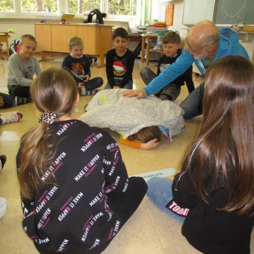 Sitzkreis - Winterschlaf wird demonstriert