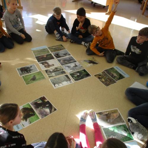Schüler im Sitzkreis