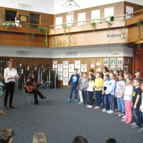 Kinder der 3. und 1. Klasse