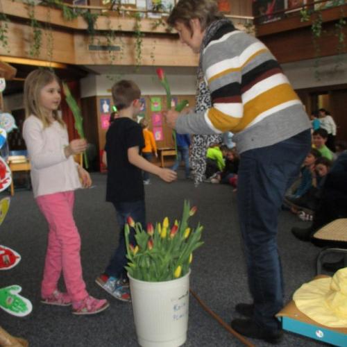 Kinder überreichen Rosen