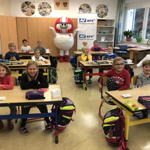 Helmi mit Kindern in der Klasse