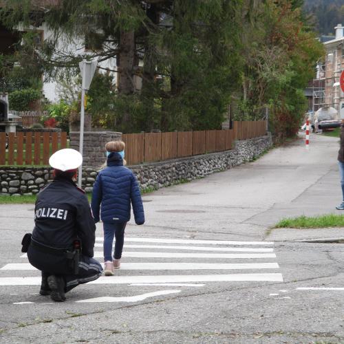 Kind geht über Zebrastreifen