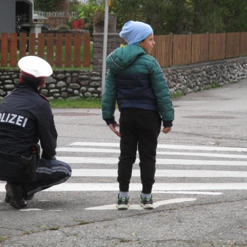 Kind geht über Zebrastreifen