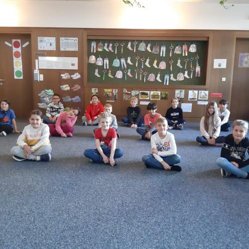 Kinder vor der Schauwand