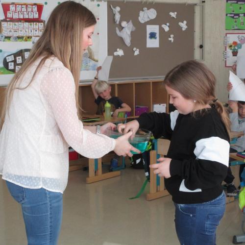 Lehrerin mit einer Schülerin