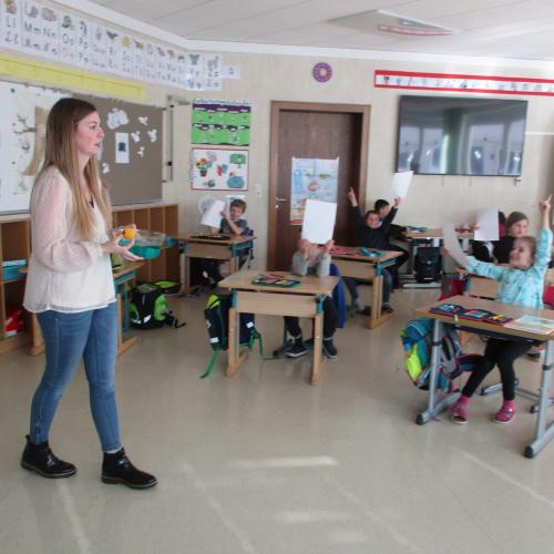 Lehrerin im Klassenraum