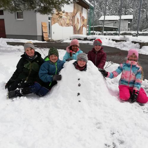 Kinder mit Schneemann