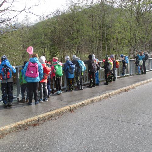 Kinder auf einer Brücke