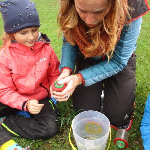 Naturführerin und Kind 