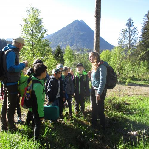 Kinder mit Naturführern