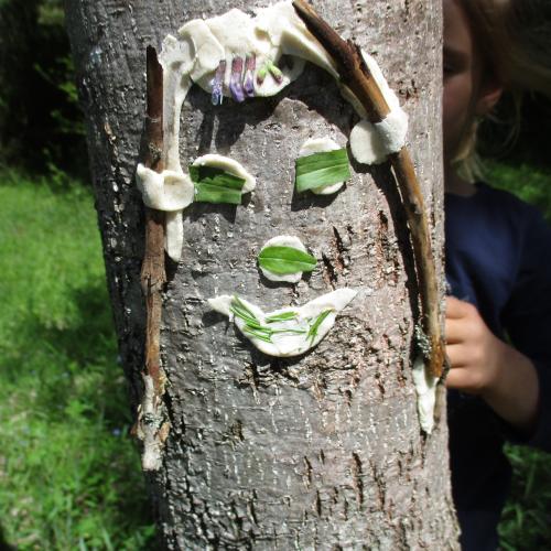 Gesicht auf dem Baumstamm gestaltet