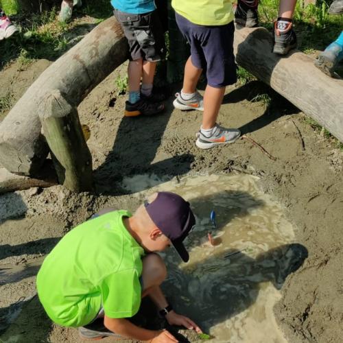 Kinder am Spielplatz