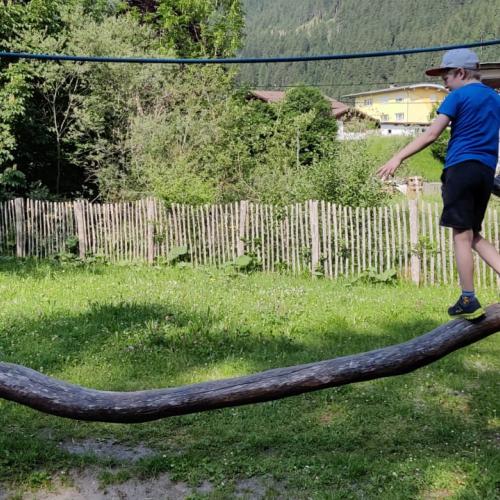 Kinder am Spielplatz