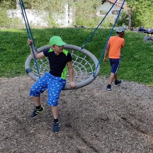 Kinder am Spielplatz