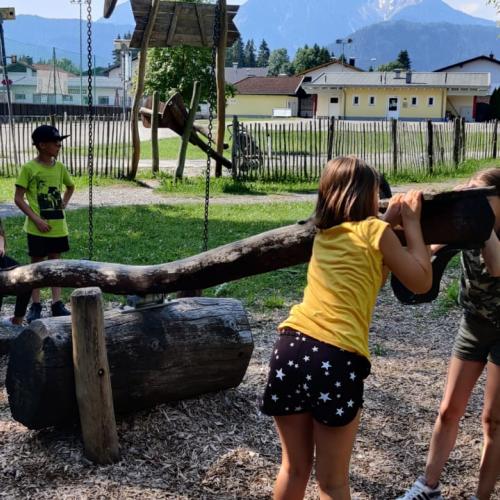 Kinder am Spielplatz