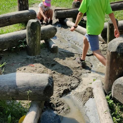 Kinder am Spielplatz