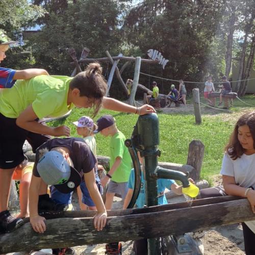 Kinder am Spielplatz