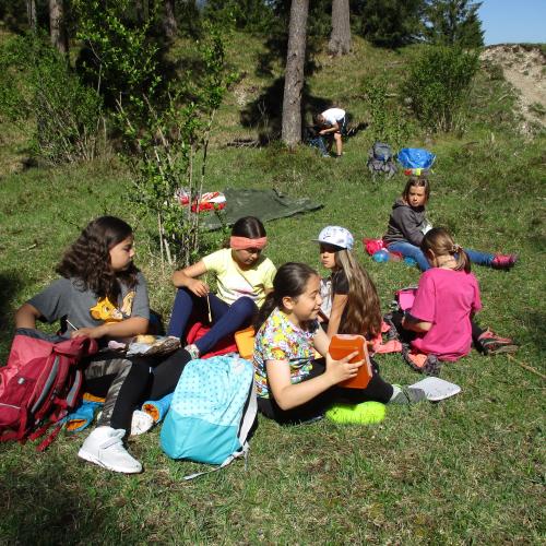 Kinder bei der Jause