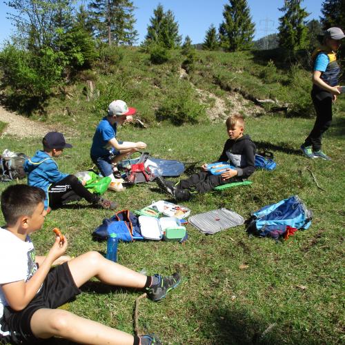 Kinder bei der Jause