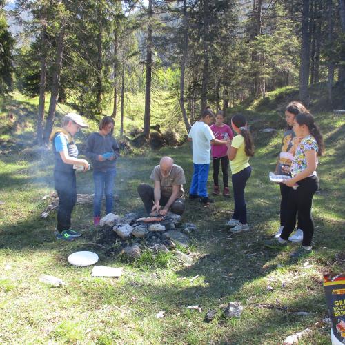 Kinder rund um Grillstelle