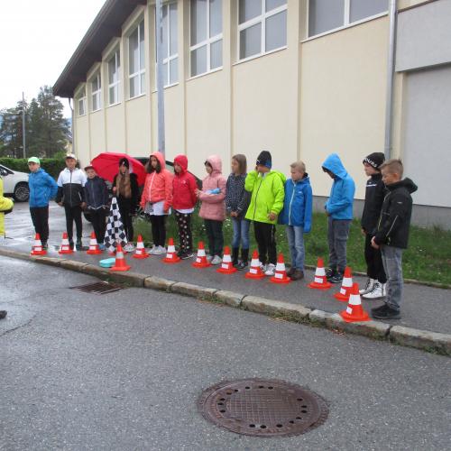 Kinder in einer Reihe