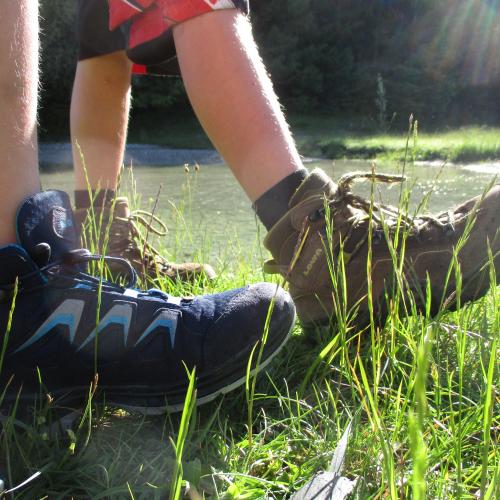 Füße mit Wanderschuhen