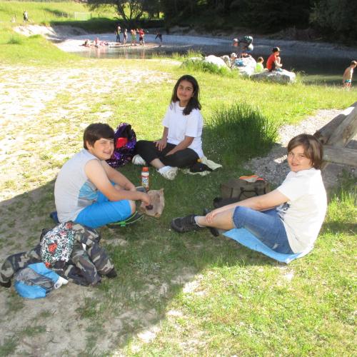 Kinder bei der Jause