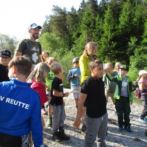 Kinder mit Naturführern