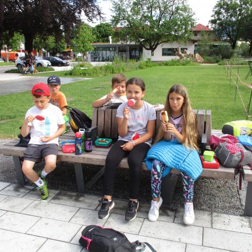 Kinder am Spielplatz beim Eis essen