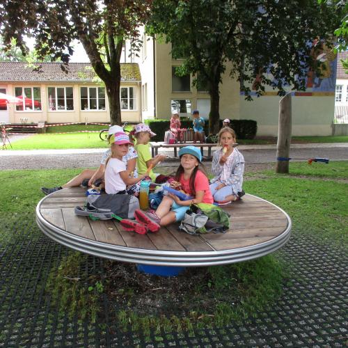 Kinder am Spielplatz beim Eis essen