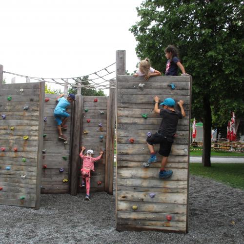 Kinder am Spielplatz