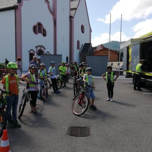 Kinder warten auf die Radfahrprüfung
