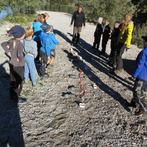 Kinder bauen einen Wasserfilter