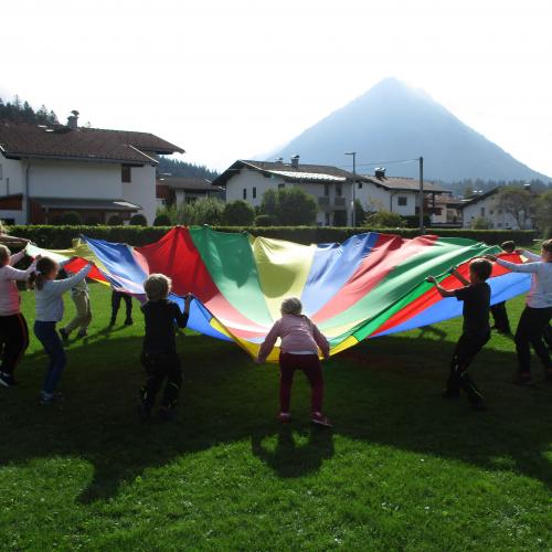 Kinder mit Fallschirmtuch