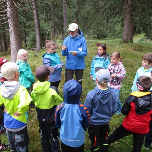 Kinder stehen im Kreis