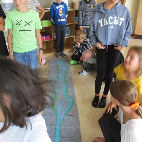 Kinder betrachten die Skizze vom Lech