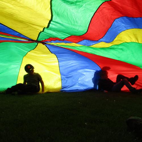 Kinder unterm Fallschirm (Schwungtuch)