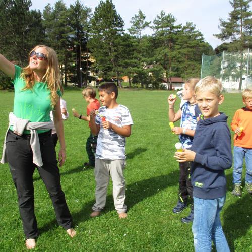 Kinder mit Naturführerin Sabine