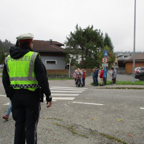 Kinder am Zebrastreifen