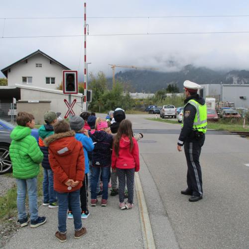 Kinder vor dem Bahnübergang