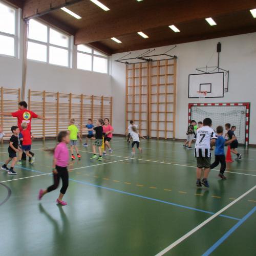 Kinder im Turnsaal