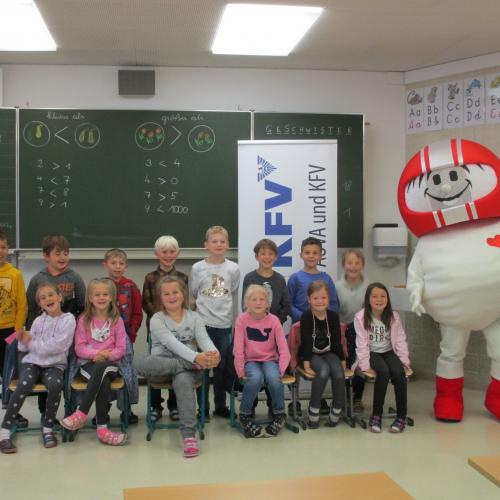 Gruppenfoto mit Helmi