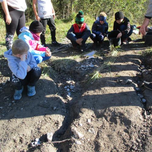 Kinder bauen den Lech nach