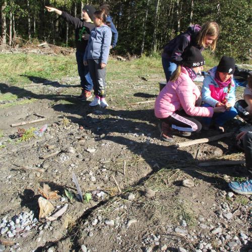 Kinder bauen den Lech nach