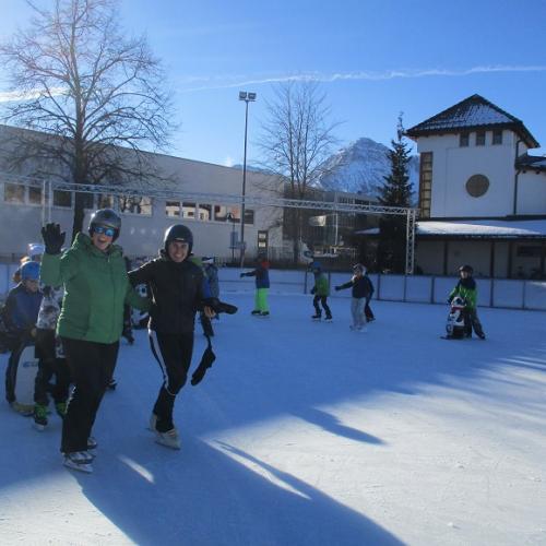 Kinder beim Eislaufen