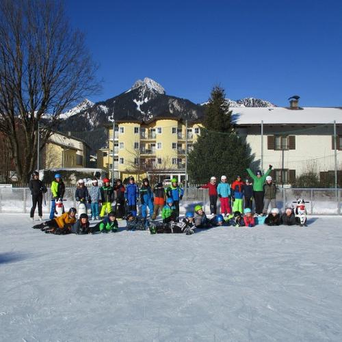 Gruppenfoto Kinder am Eislaufplatz