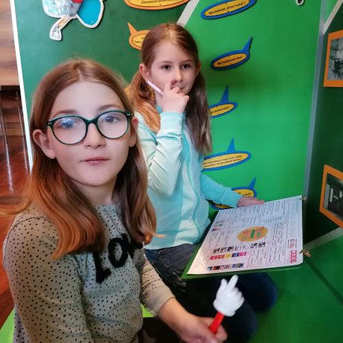 Schüler beim Stationsbetrieb